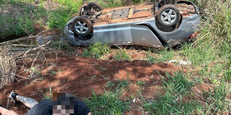 Carro capota com R$ 200 mil em celulares após perseguição na BR-277