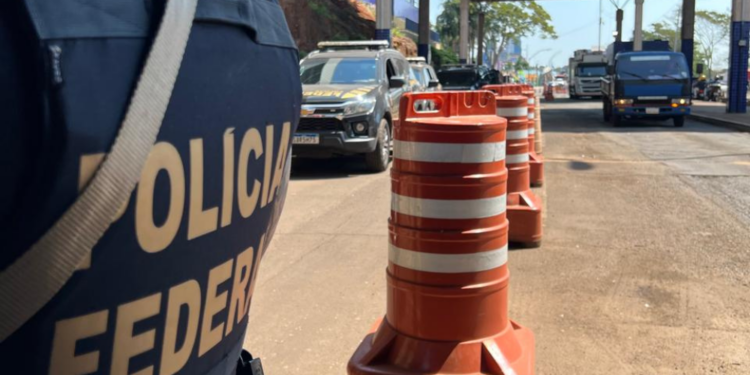 PF realiza extradição de foragido ligado a facção criminosa paulista