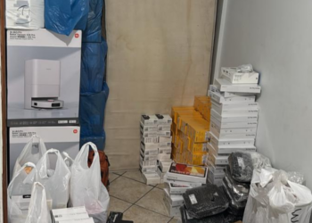 PF prende mulher e fecha depósito ilegal de mercadorias descaminhadas