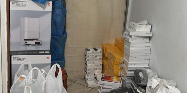 PF prende mulher e fecha depósito ilegal de mercadorias descaminhadas