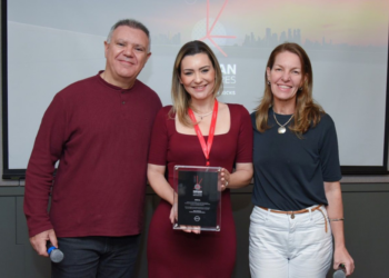 Jornalista de Foz Abilene Rodrigues recebe reconhecimento da montadora Nissan