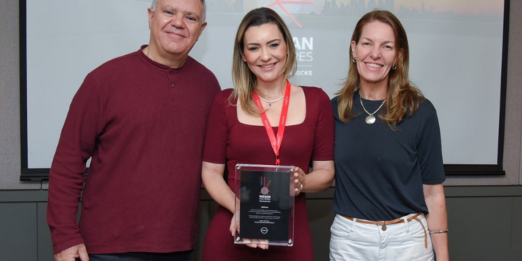 Jornalista de Foz Abilene Rodrigues recebe reconhecimento da montadora Nissan