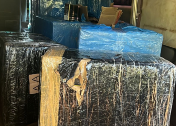 Polícia encontra veículo abandonado com produtos contrabandeados