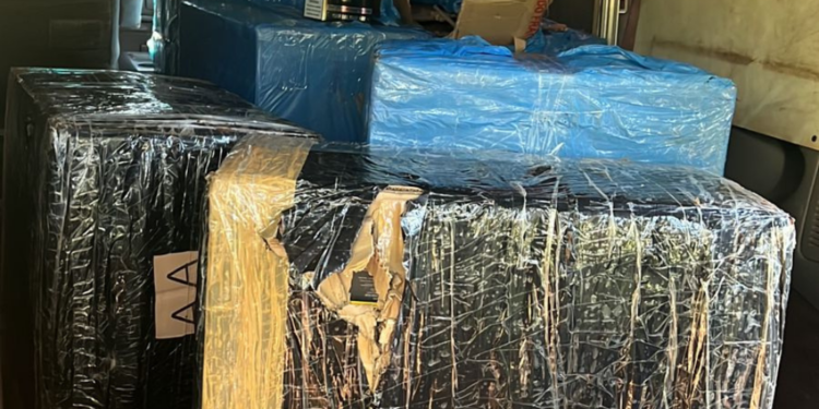Polícia encontra veículo abandonado com produtos contrabandeados