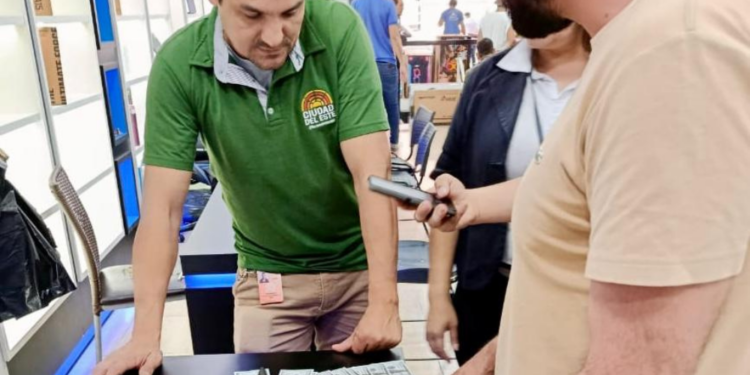Prefeitura de Ciudad del Este garante devolução de dinheiro a turistas lesados no comércio