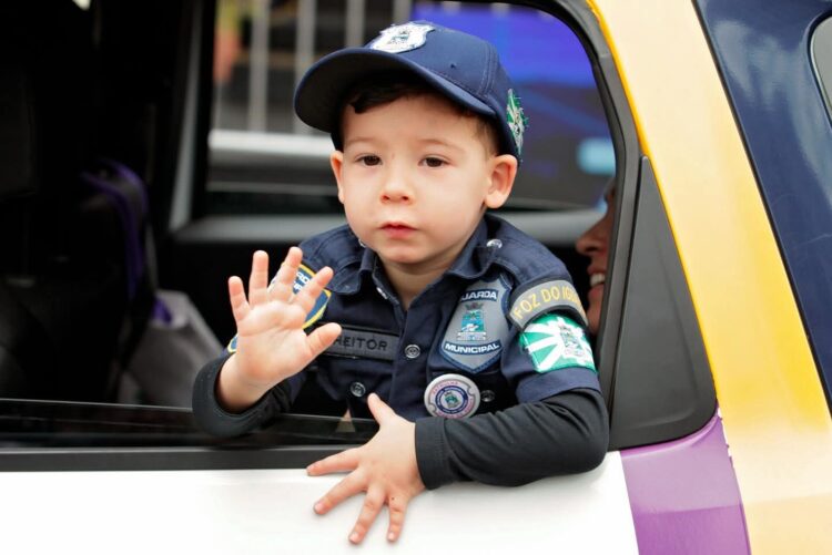 Desfile de 7 de Setembro reúne 15 mil pessoas e celebra civismo na Avenida Paraná