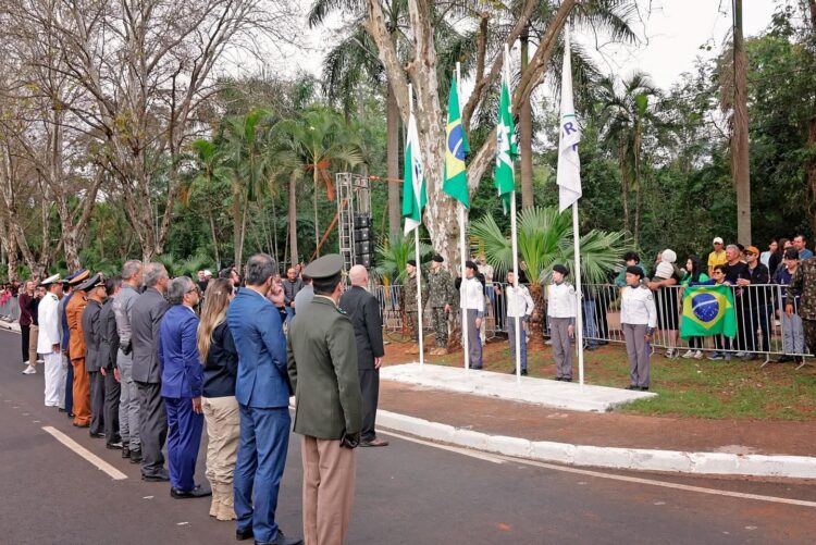 Desfile de 7 de Setembro reúne 15 mil pessoas e celebra civismo na Avenida Paraná