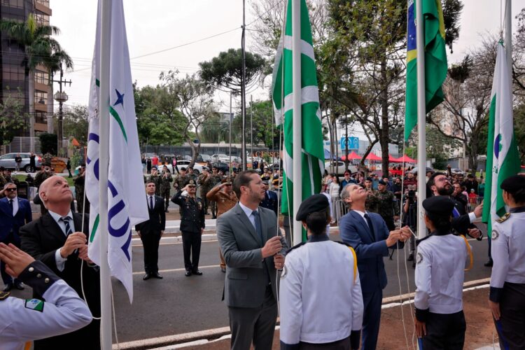 Desfile de 7 de Setembro reúne 15 mil pessoas e celebra civismo na Avenida Paraná