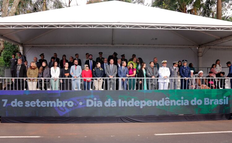 Desfile de 7 de Setembro reúne 15 mil pessoas e celebra civismo na Avenida Paraná