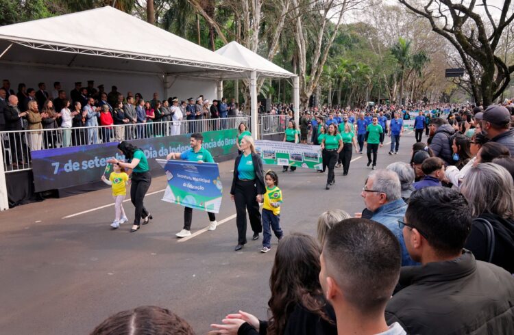 Desfile de 7 de Setembro reúne 15 mil pessoas e celebra civismo na Avenida Paraná
