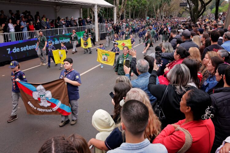 Desfile de 7 de Setembro reúne 15 mil pessoas e celebra civismo na Avenida Paraná