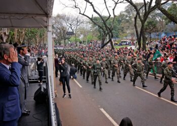 Desfile de 7 de Setembro reúne 15 mil pessoas e celebra civismo na Avenida Paraná