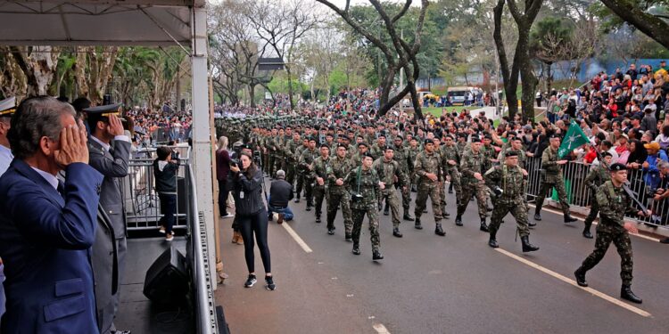 Desfile de 7 de Setembro reúne 15 mil pessoas e celebra civismo na Avenida Paraná