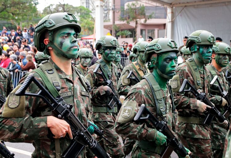 Desfile de 7 de Setembro reúne 15 mil pessoas e celebra civismo na Avenida Paraná