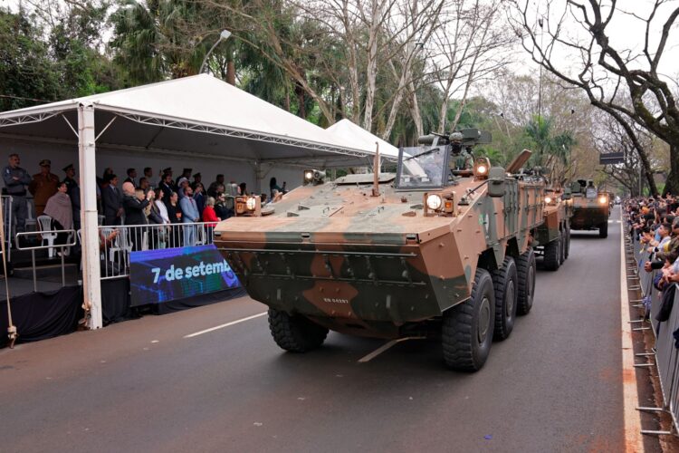 Desfile de 7 de Setembro reúne 15 mil pessoas e celebra civismo na Avenida Paraná