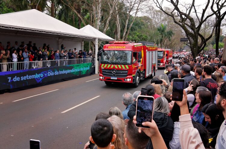 Desfile de 7 de Setembro reúne 15 mil pessoas e celebra civismo na Avenida Paraná