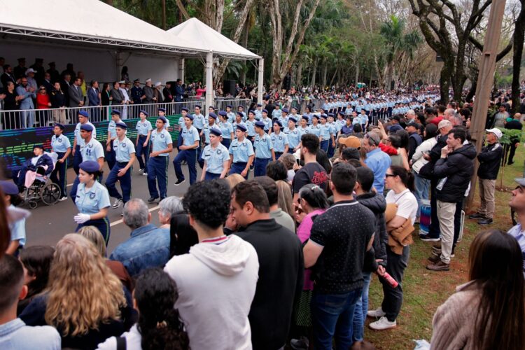 Desfile de 7 de Setembro reúne 15 mil pessoas e celebra civismo na Avenida Paraná