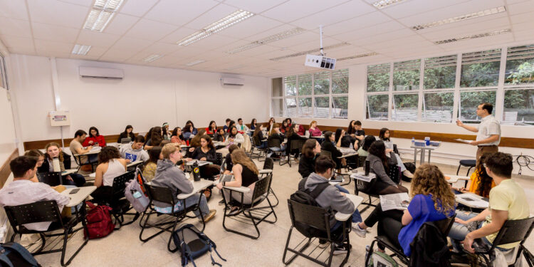 UNILA abre concurso com 7 vagas para professores em cinco áreas do conhecimento