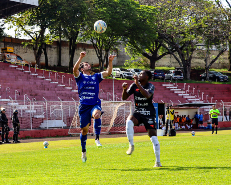 Foz domina, mas falha no fim e Azuriz vence por 1 a 0 no Estádio do ABC