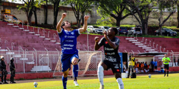 Foz domina, mas falha no fim e Azuriz vence por 1 a 0 no Estádio do ABC