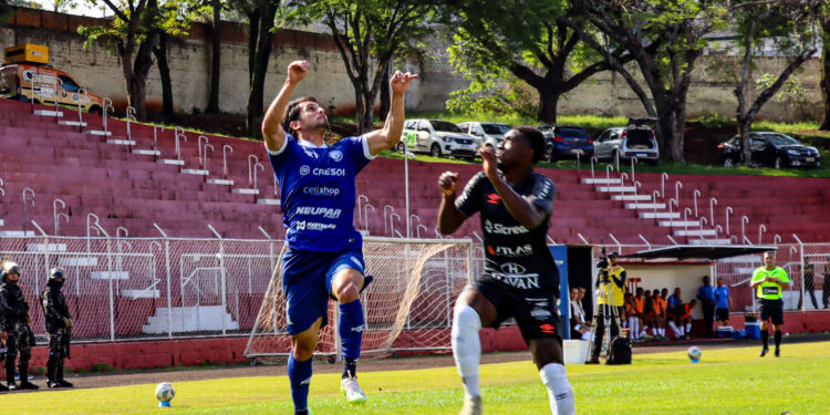 Foz domina, mas falha no fim e Azuriz vence por 1 a 0 no Estádio do ABC
