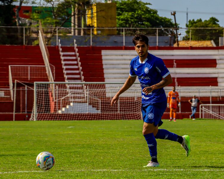 Foz domina, mas falha no fim e Azuriz vence por 1 a 0 no Estádio do ABC