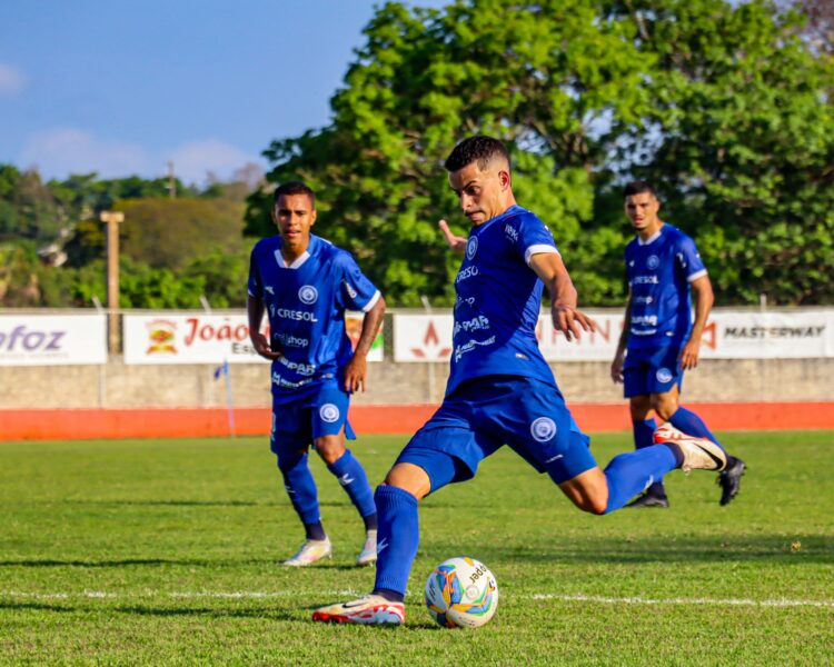 Foz domina, mas falha no fim e Azuriz vence por 1 a 0 no Estádio do ABC