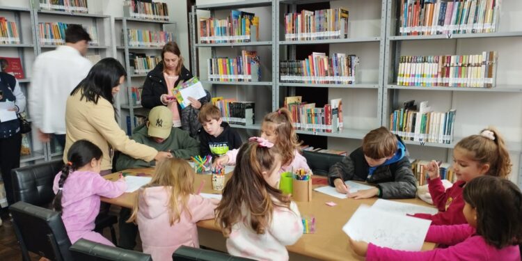 Biblioteca Elfrida Engel celebra 62 anos com programação de histórias, cinema e bolo