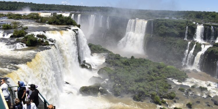 Turismo: Parque Nacional do Iguaçu comemora visitação de mais de 155 mil pessoas em agosto