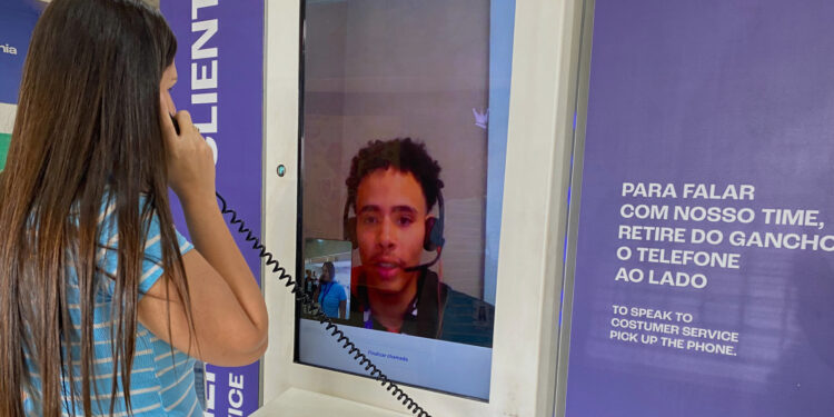 Aeroporto de Foz substitui balcão físico por totens e registra mais de 2 mil atendimentos