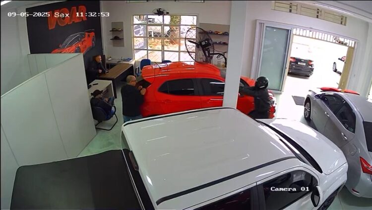 Homem é morto a tiros em revendedora de veículos no Jardim Panorama