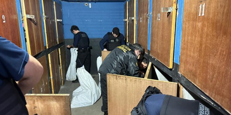 Fiscalização apreende R$ 500 mil em mercadorias em depósitos na região da Ponte da Amizade