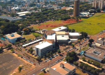 Ladrões de carro em fuga se escondem da polícia no Fórum de Justiça