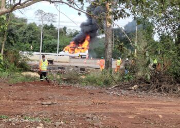 Van de turismo pega fogo em avenida de Foz do Iguaçu