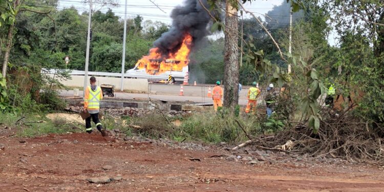 Van de turismo pega fogo em avenida de Foz do Iguaçu