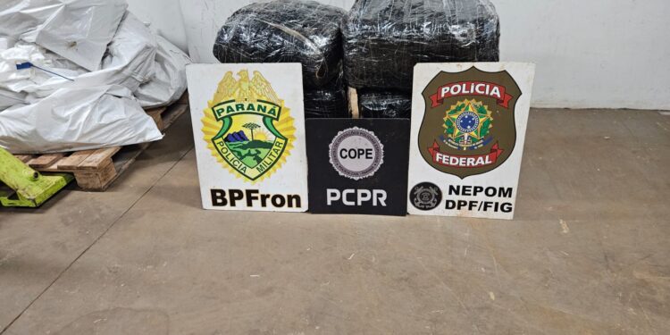 PF, PC E PM apreendem fardos de maconha no Rio Paraná