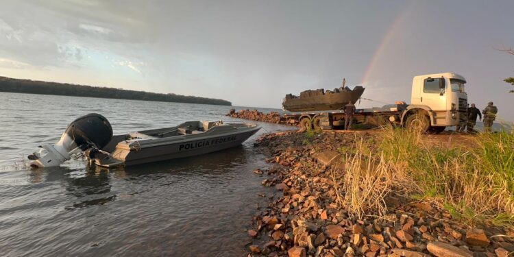 PF e forças estaduais apreendem embarcação com cigarros contrabandeados