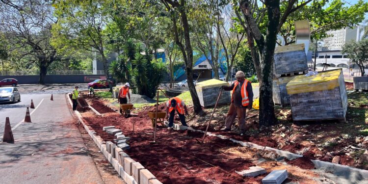 Obras de revitalização avançam na região central da Avenida JK, em Foz