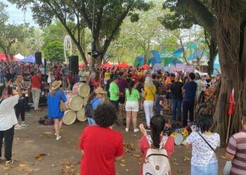 Centenas de iguaçuenses participam da manifestação contra PEC da Blindagem