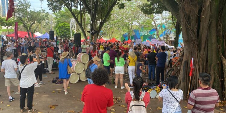 Centenas de iguaçuenses participam da manifestação contra PEC da Blindagem