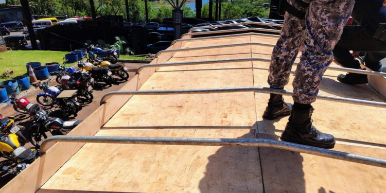 Receita Federal apreende quase 2 toneladas de maconha em caminhão na Ponte da Amizade