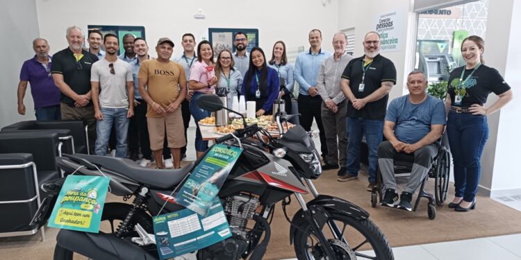 Sicoob premia cooperados com duas motos zero em Foz do Iguaçu