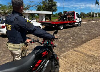 PRF recolhe 11 motocicletas durante fiscalização na Ponte Tancredo Neves