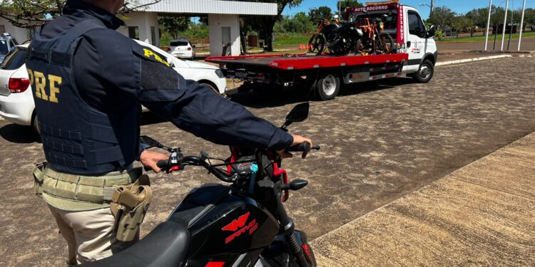 PRF recolhe 11 motocicletas durante fiscalização na Ponte Tancredo Neves
