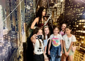 Novos dinossauros, heróis e pinguins chegam no Dreams Park Show para encantar as crianças