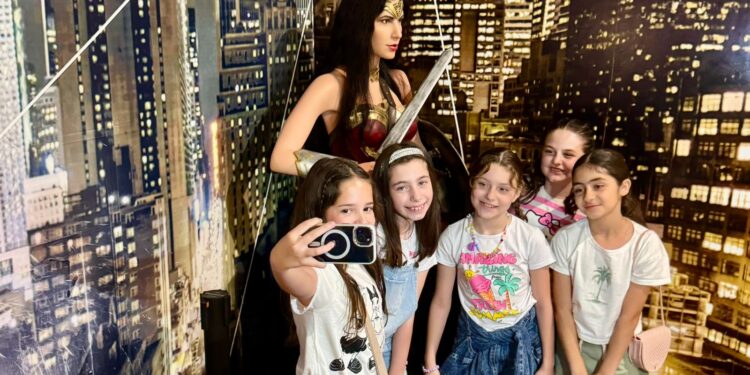 Novos dinossauros, heróis e pinguins chegam no Dreams Park Show para encantar as crianças