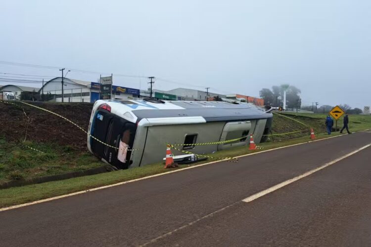 Ônibus da Viação Penha tomba na BR-277 em Cascavel; um turista equatoriano morreu