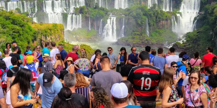 Secretaria Municipal de Turismo prevê impacto de R$ 400 mi com novos voos para Foz