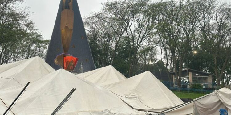 Temporal causa estragos em Itaipulândia e atinge estrutura da festa de Nossa Senhora Aparecida