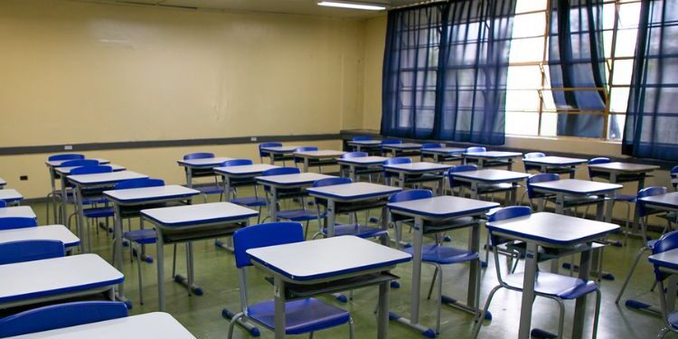 Comissão de Educação da Câmara critica gestão da pasta e secretaria responde